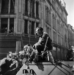 849219 Afbeelding van een Britse soldaat op een tank op de Stadhuisbrug te Utrecht tijdens de intocht van de ...